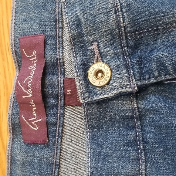 Women's Gloria Vanderbilt jean short, size 14 - Picture 2 of 3